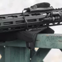 Strike Industries - Chwyt Link Angled HandStop with Cable Management System - M-LOK / KeyMod - Czarny - SI-AR-HSFG-BK - 7